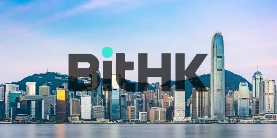 Le logo de la plateforme d'échange BitHK de CoinEx devant une image panoramique de Hong Kong.