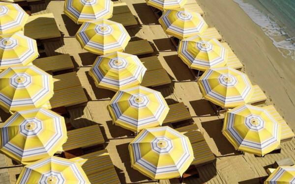 Transats et parasoles aux couleurs de Jacquemus sur la plage de Ramatuelle