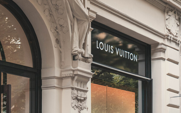 Façade luxueuse du magasin Louis Vuitton