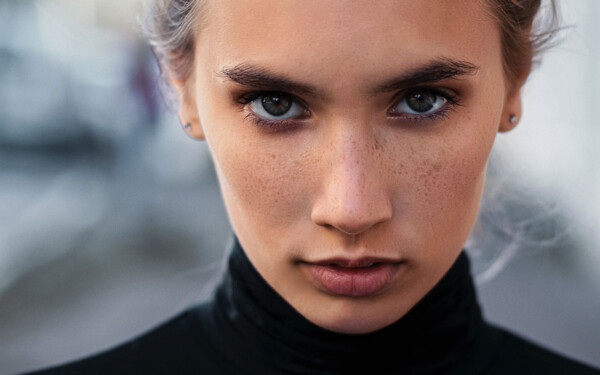 visage d'une jeune femme en gros plan