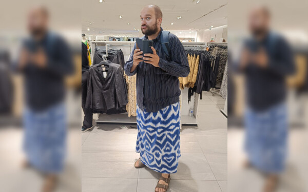 Vincent Flibustier renvoyé pour avoir porté une jupe