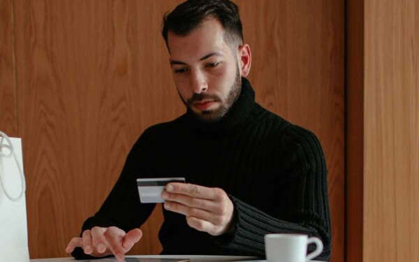 D'accord, voici le début de l'article : L'Impact de l'Augmentation des Frais Bancaires sur les Budgets en 2024