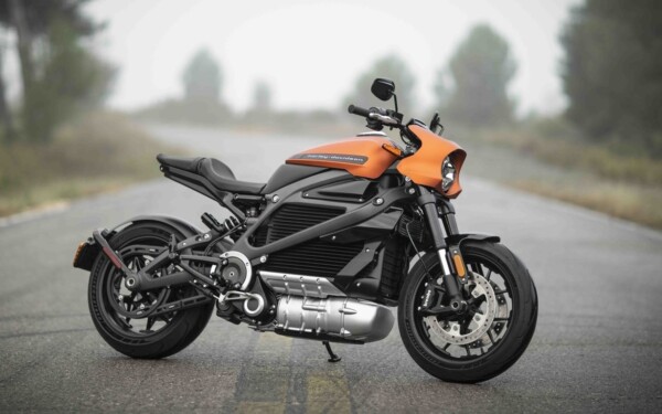 Les petits moteurs prennent d'assaut les nouvelles voitures. L'industrie de la moto rit à gorge déployée