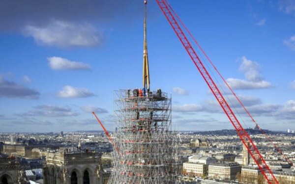 La mise en place fascinante de la nouvelle flèche de Notre-Dame