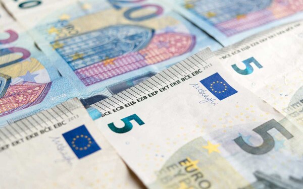 L'Étonnante arnaque 'Wash Wash' : Quand les faux billets piègent les escrocs