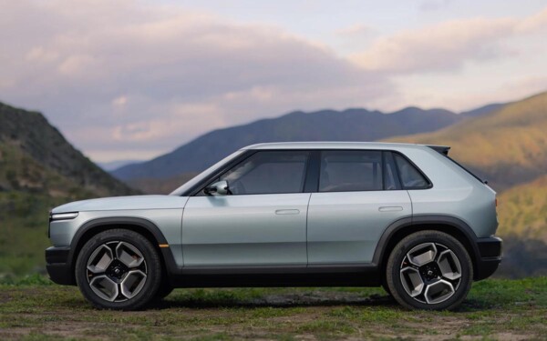 Rivian R3 : quand on reprend le design d'une VW Golf des années 80 et qu'on le modernise avec des écrans et une prise de courant