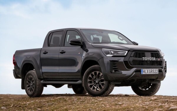 Alors que l'industrie enterre le diesel, l'entreprise la plus improbable pense qu'il a encore de la vie : Toyota.