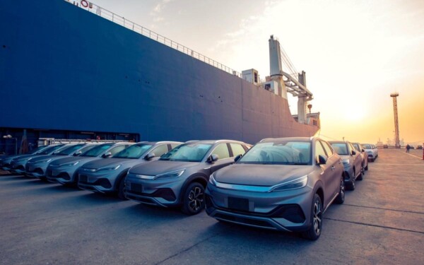 Les voitures électriques importées de Chine s'accumulent dans les ports