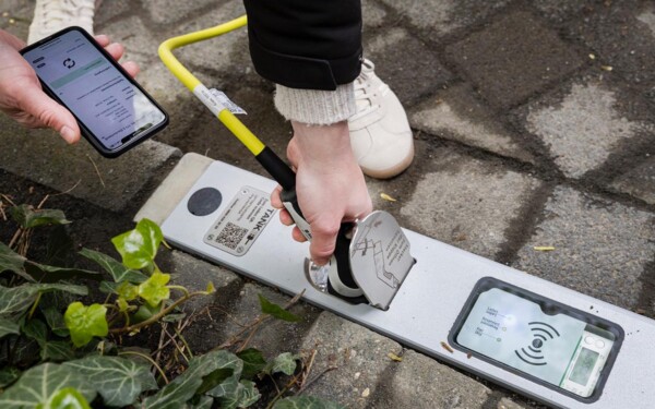 Les chargeurs de trottoir, enfin une innovation intelligente pour la recharge des voitures électriques