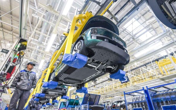 Une voiture électrique en charge, symbolisant les efforts européens pour contrer la domination chinoise dans l'industrie des véhicules électriques.