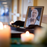 86 ans, retiré en 2017, épouse de 23 ans sa cadette à soigner à Hawaï, ce choix inattendu surprend encore ses fans