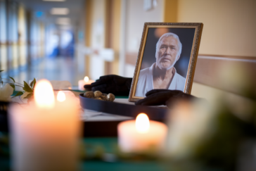 86 ans, retiré en 2017, épouse de 23 ans sa cadette à soigner à Hawaï, ce choix inattendu surprend encore ses fans