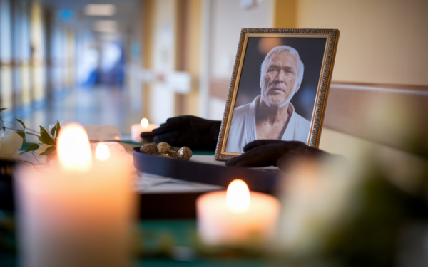 86 ans, retiré en 2017, épouse de 23 ans sa cadette à soigner à Hawaï, ce choix inattendu surprend encore ses fans