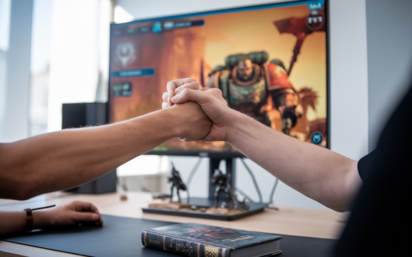 2 emotes, 1 geste qui sauve en coop, Space Marine 2 rend l'amitié vitale, ce que les emotes payantes doivent affronter