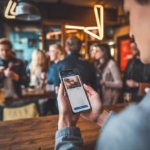 Tinder teste événements, live et IA pour sortir du tout-swipe et relancer la croissance