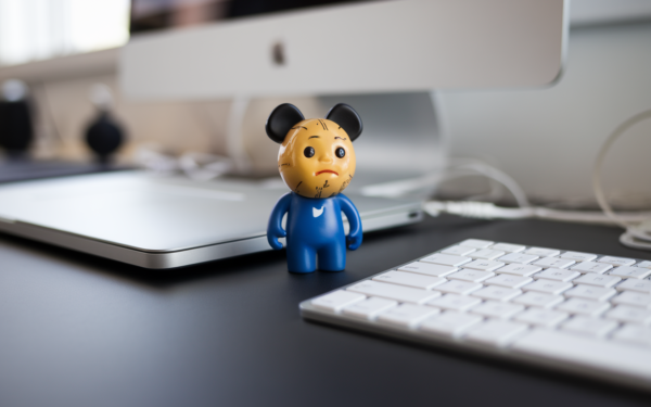 Little Finder Guy, la mascotte inspirée du Finder d'Apple qui enflamme les fans et interroge la marque